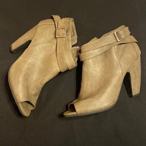 Cute open toed shooties!